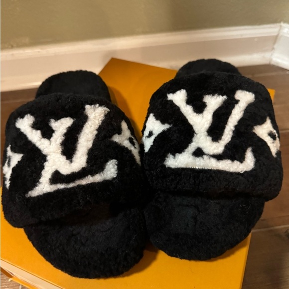 Louis Vuitton Black and White Plush Slippers - Picture 6 of 6